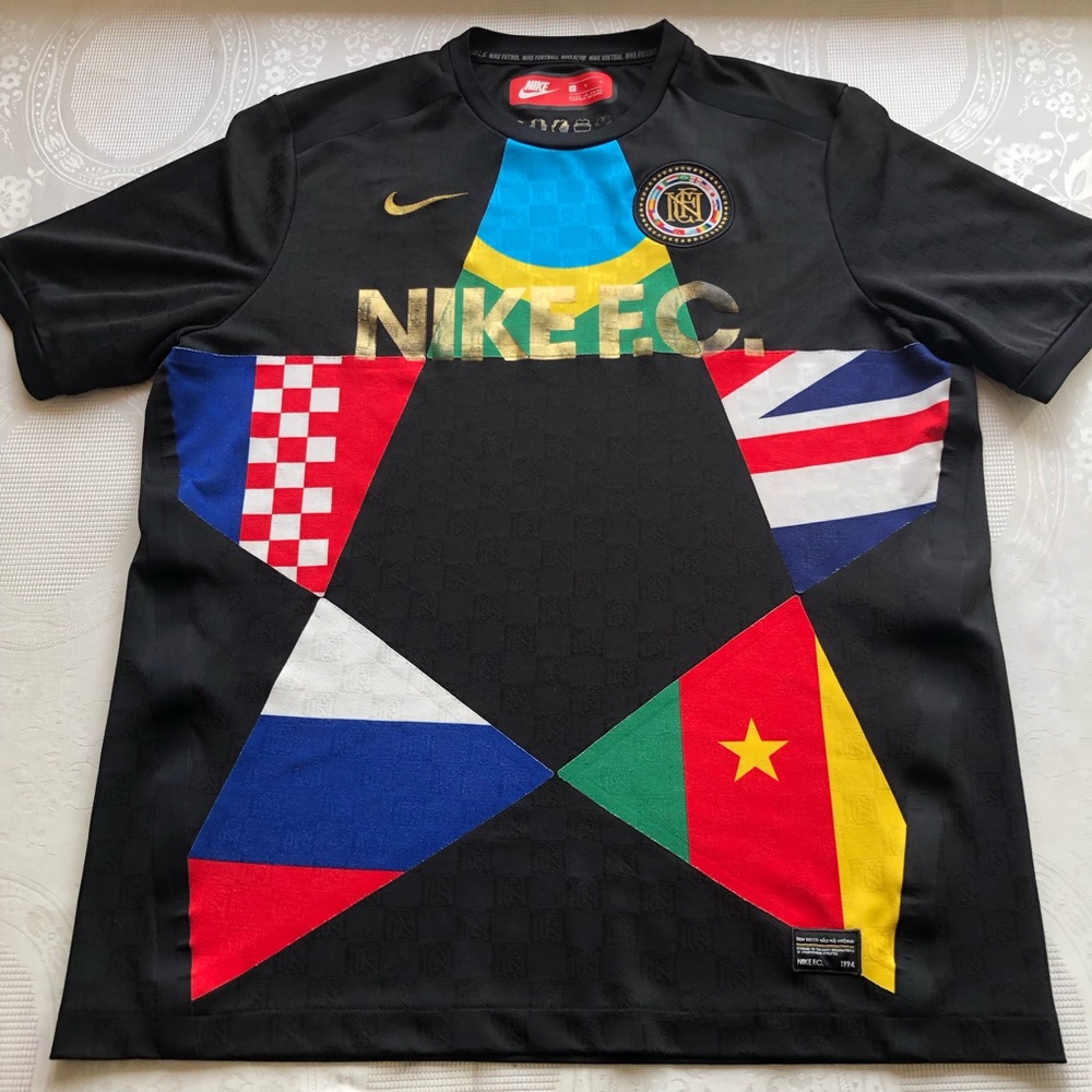 Nike FC 2018 World Cup Allover Flag Jersey Black Shirt Men’s Size L Short Sleeve